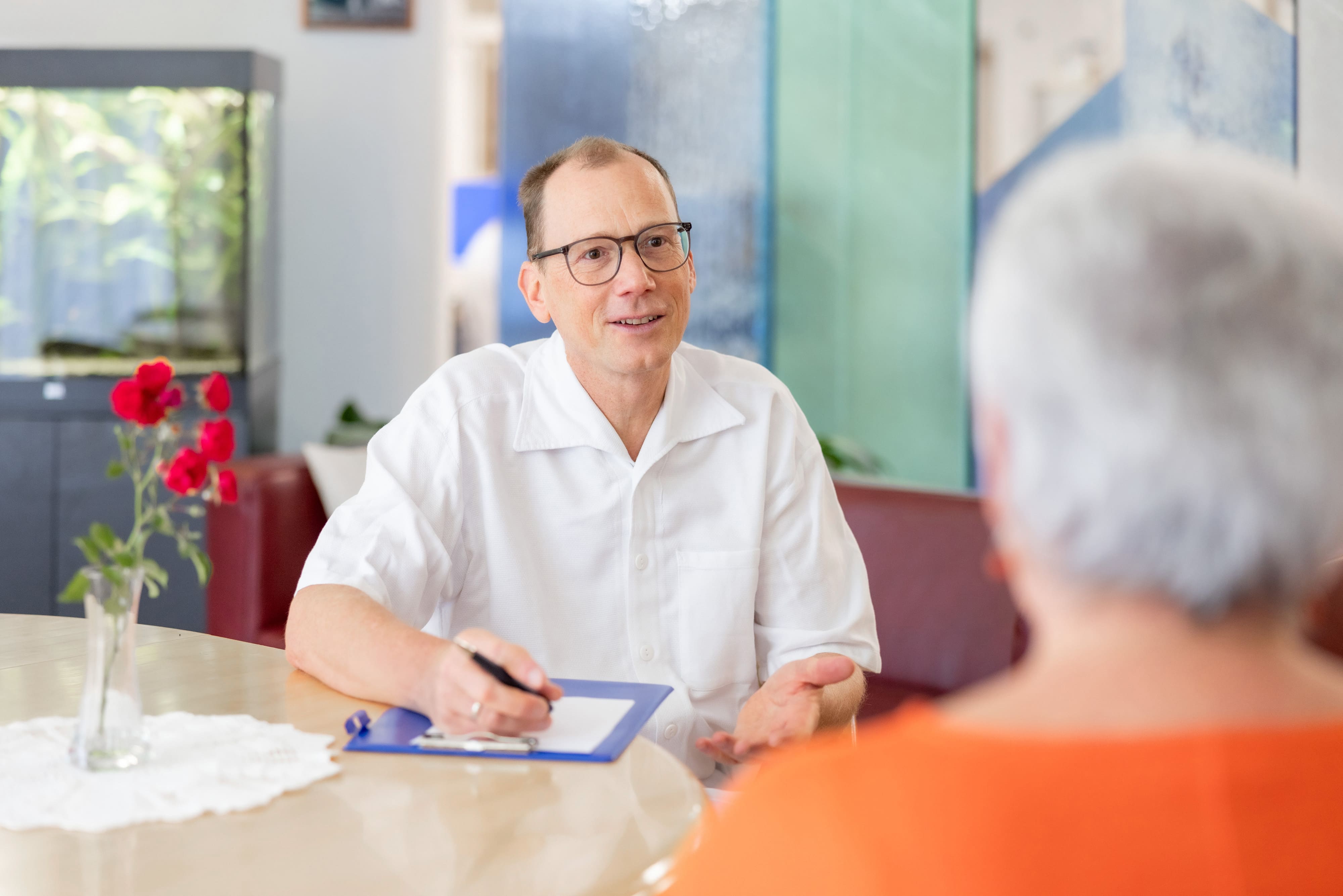 Palliativmediziner im Gespräch mit einer Patientin